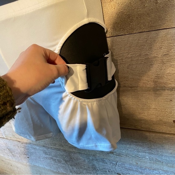 Women’s‎ white shorts  and cut out top in size medium - Picture 5 of 7